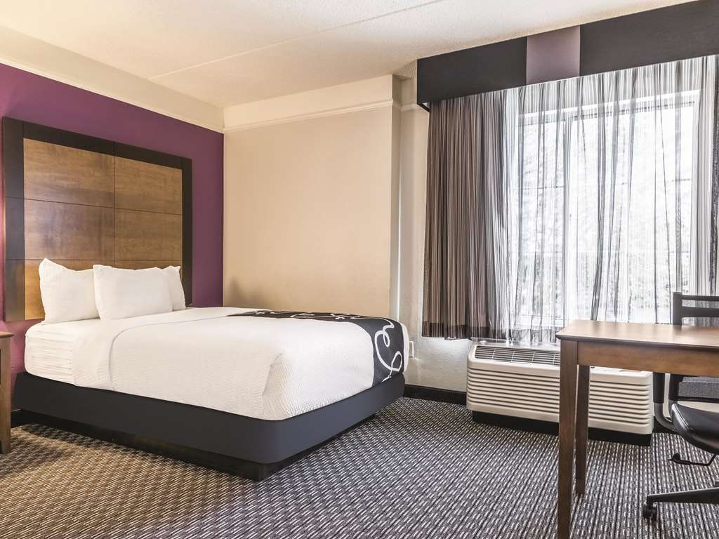 La Quinta Inn & Suites by Wyndham Alexandria Airport - photo 15