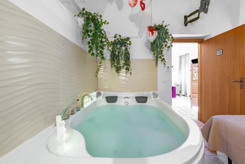 Relax 2 Cuori Suite with Jacuzzi in Ostuni Historic Center — 4-Star Luxury Hotel in Ostuni, Italy