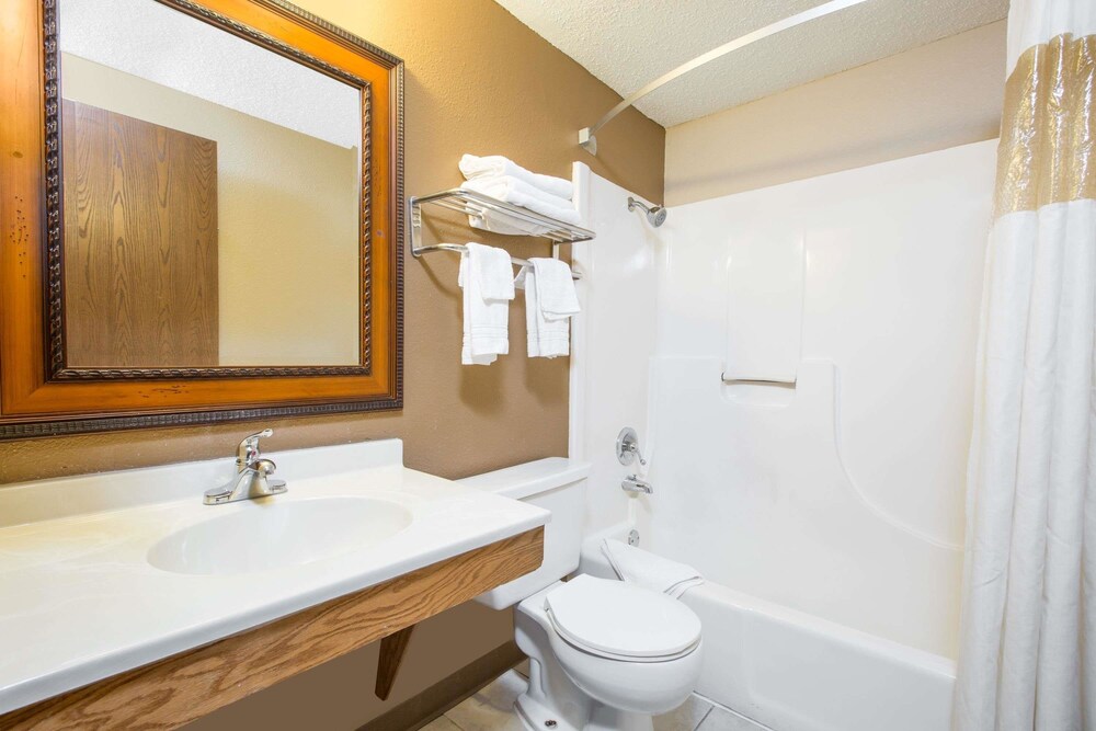 Super 8 by Wyndham Sioux City Morningside Area - photo 11