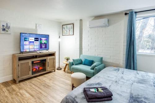 Studio w King Bed near Dwtn — 4-Star Luxury Hotel in Rochester, United States