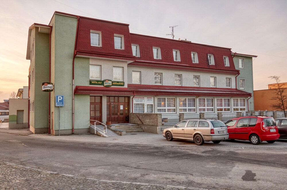 Hotel Alf — hotel in Borovany