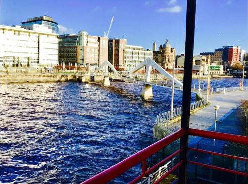 Glasgow City Centre Flat with River Views and Parking — 5-Star Luxury Hotel in Glasgow, United Kingdom