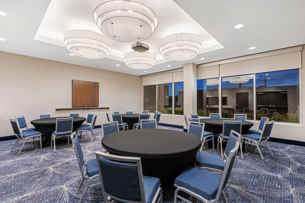 La Quinta Inn & Suites by Wyndham Kansas City Beacon Hill - photo 24
