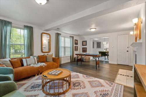 4BD Home 3min to UND Cozy Yard Pingpong — 4-Star Luxury Hotel in South Bend, United States