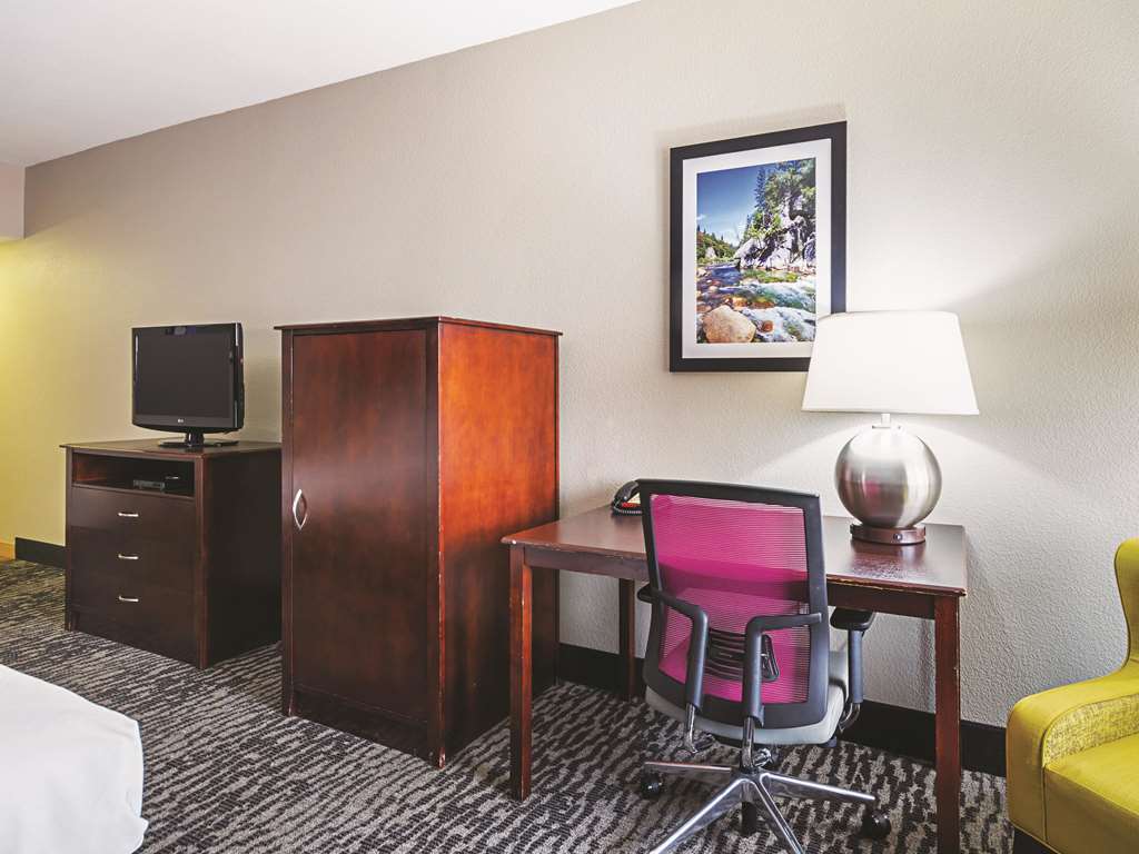 La Quinta Inn & Suites by Wyndham Fresno Northwest - photo 40