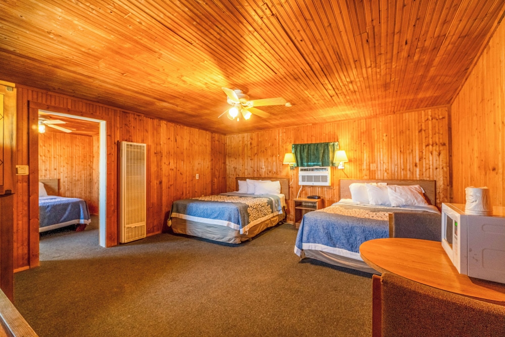 Green Acre Motel by OYO Near Rush County Airport - photo 11
