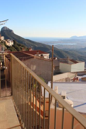 Sa Dommu de Kerciu vista mare con parcheggio — Baunei — photo 3
