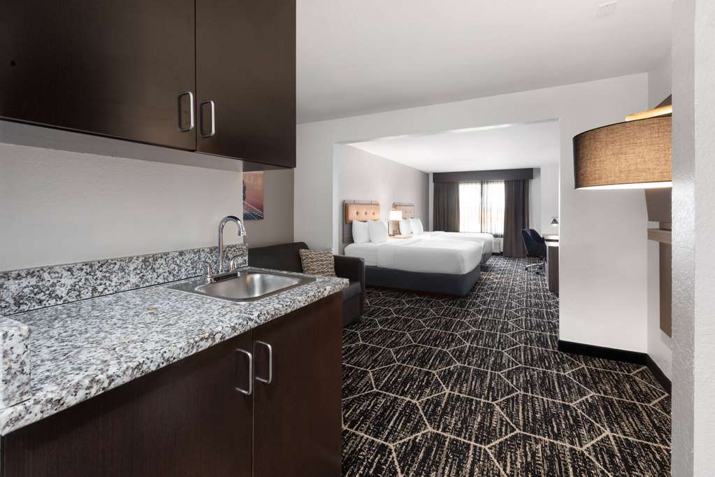 La Quinta Inn & Suites by Wyndham Meridian - photo 28