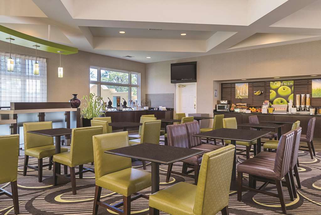 La Quinta Inn & Suites by Wyndham Ontario Airport - photo 53