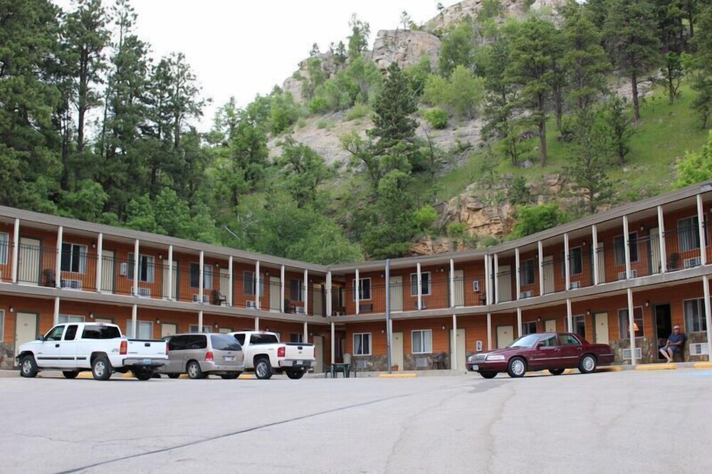 Deadwood Station Bunkhouse - featured photo