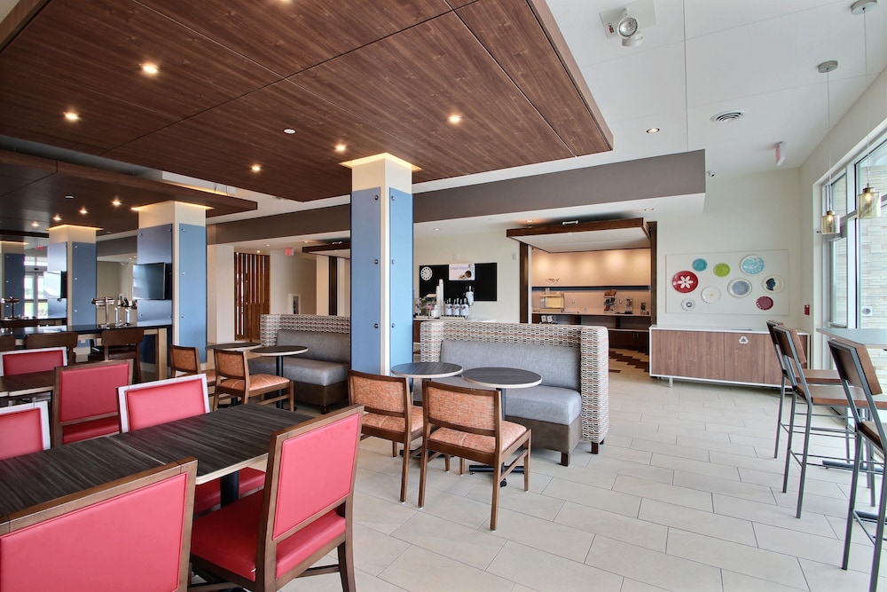 Holiday Inn Express & Suites Fond Du Lac by IHG - photo 40