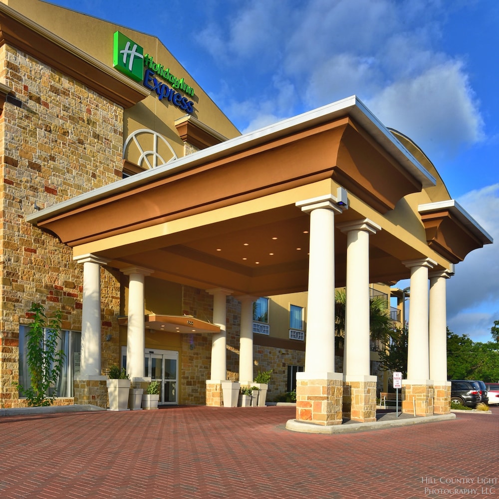 Holiday Inn Express & Suites Fredericksburg by IHG - carbon neutral hotel in Fredericksburg
