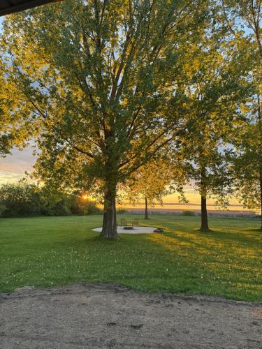 Sunrise Lake Escape - last minute hotel in Unknown City