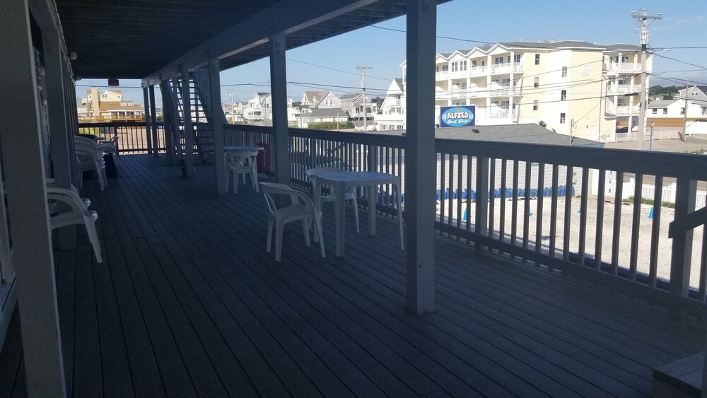 Sandcastle Beachfront Inn - photo 22