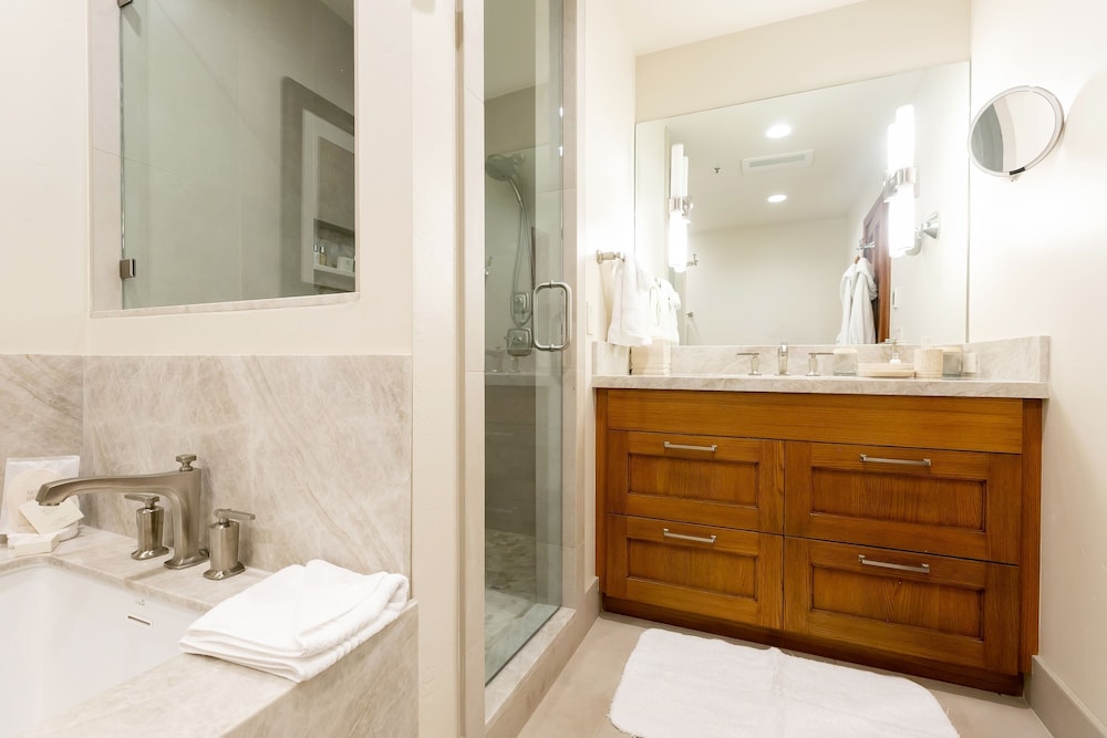Deluxe King Room Hotel Room by RedAwning - photo 4