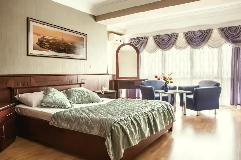 King Hotel — hotel in Pec