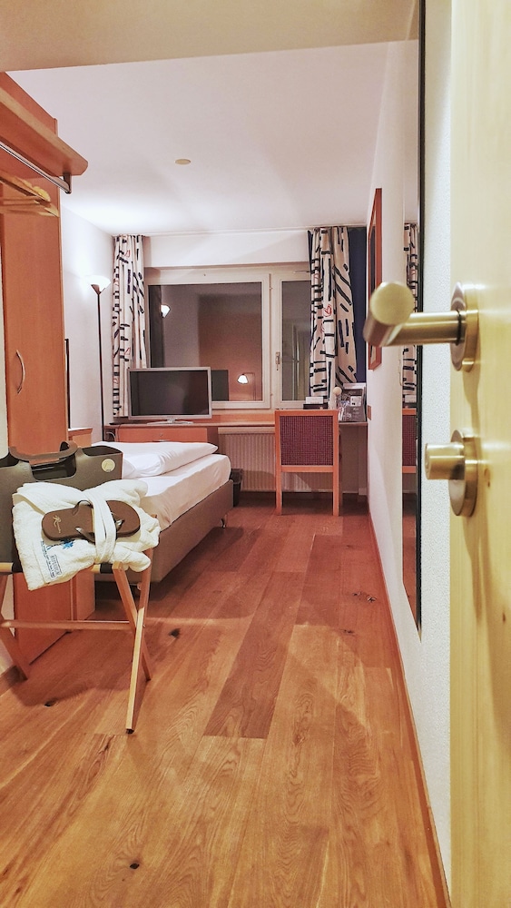 Hotel Rovanada Wellness & BergNatur — Vals Platz — photo 3