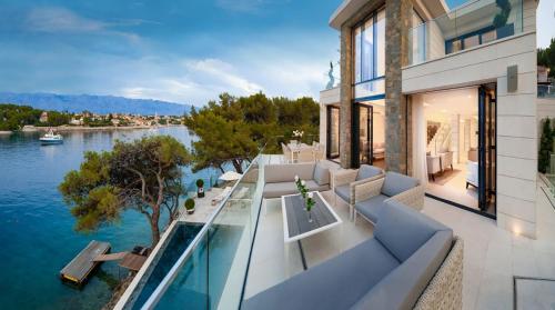 Luxury Seafront Villa Prestige Brac with private pool sauna and gym and private sea deck at the beach on Brac island — 4-Star Luxury Hotel in Selca, Croatia