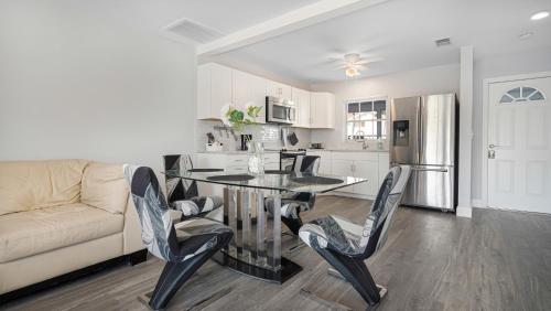 2 bedroom 2 bathroom apartment in Cape Coral yacht club area — 4-Star Luxury Hotel in Cape Coral, United States