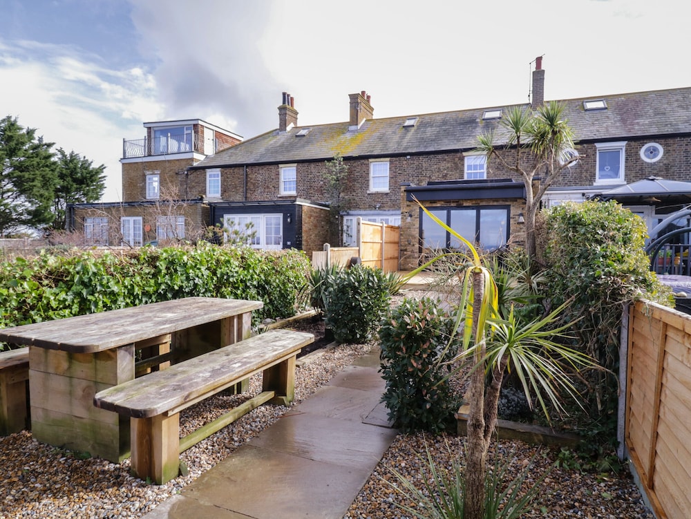 Coastguards View - carbon neutral hotel in Herne Bay