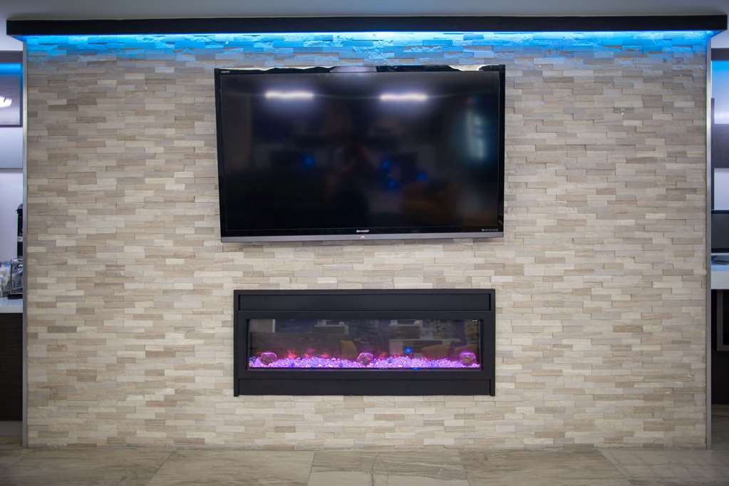 La Quinta Inn & Suites by Wyndham Houston East at Normandy - photo 3