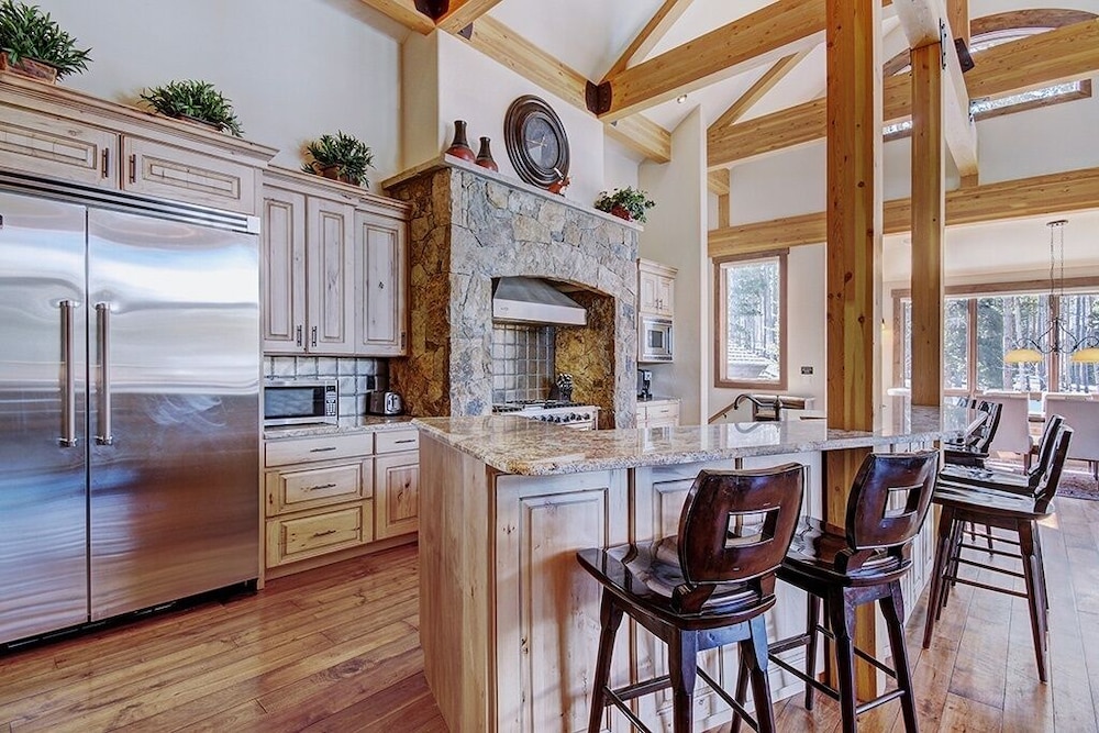 Mountain Majesty Manor Main Street by Pinnacle Lodging - photo 11