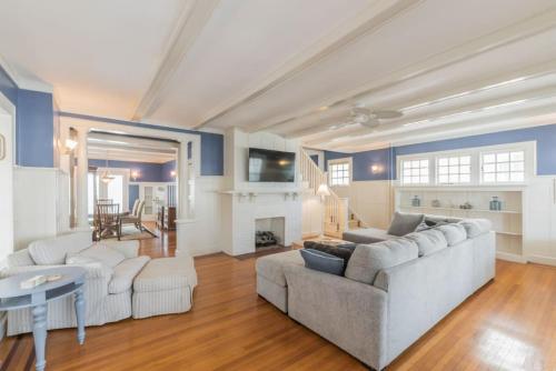 Beach Block 7 bdrms Parking Patio and Sunroom in Atlantic City, United States