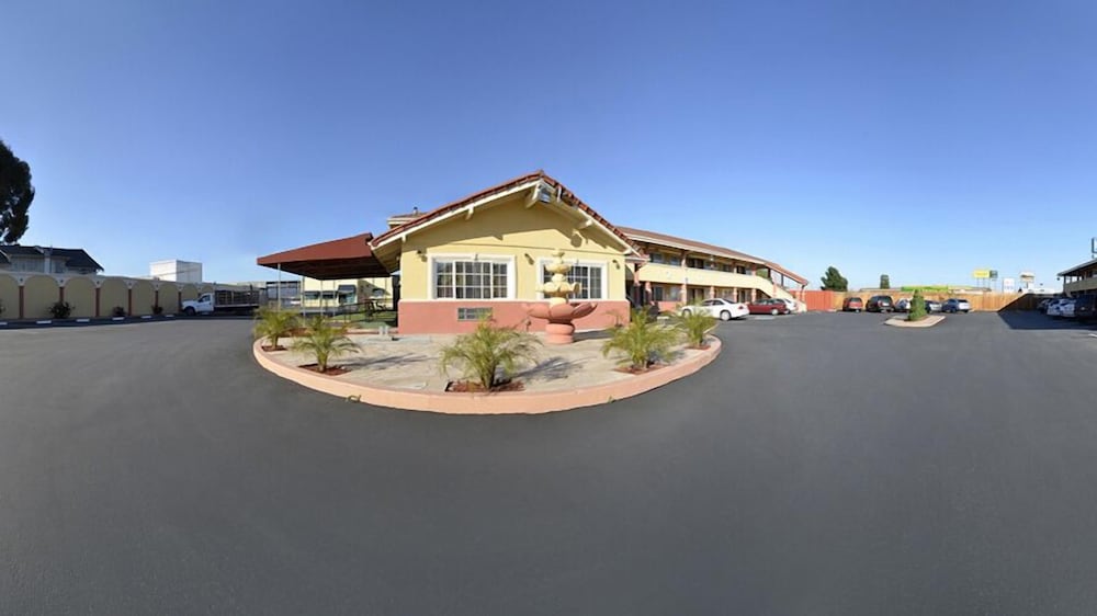 Rodeway Inn & Suites Near The Coliseum & Arena - photo 37
