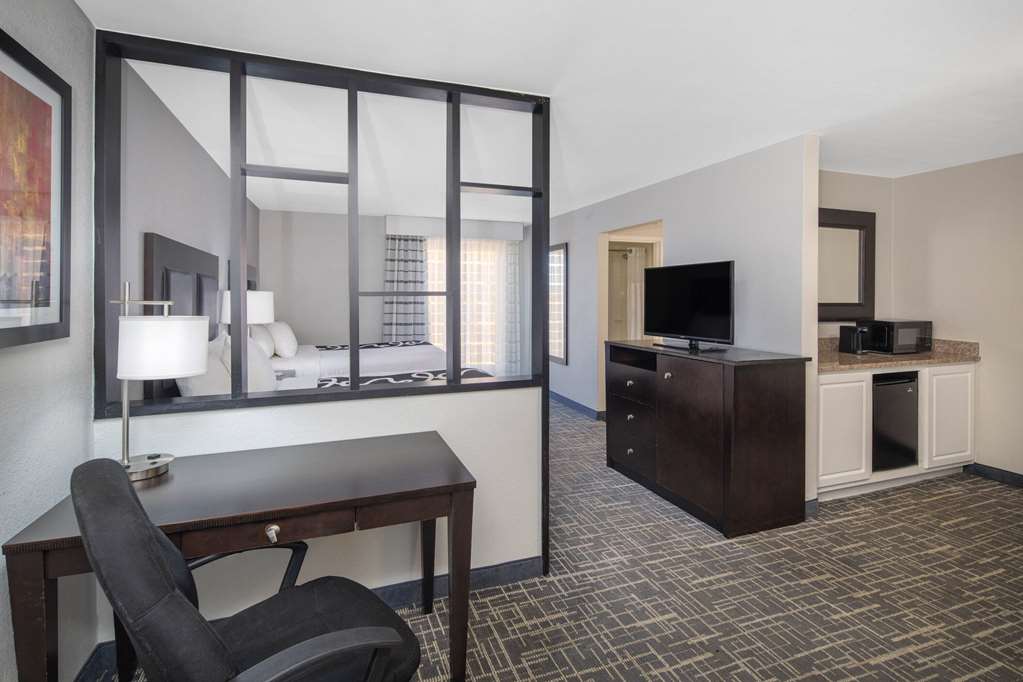 La Quinta Inn & Suites by Wyndham Atlanta Airport South - photo 17