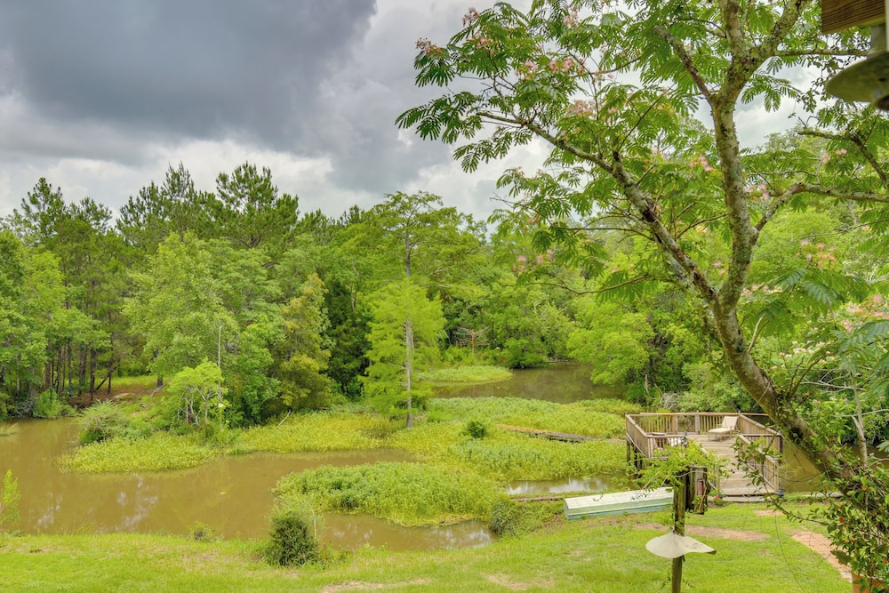 Rivers Edge Alabama Gulf Coast Getaway with Deck — hotel in Fairhope