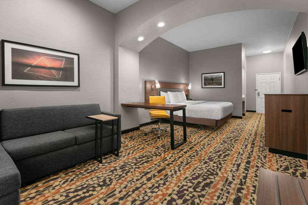 La Quinta Inn & Suites by Wyndham Belton Temple South - photo 16