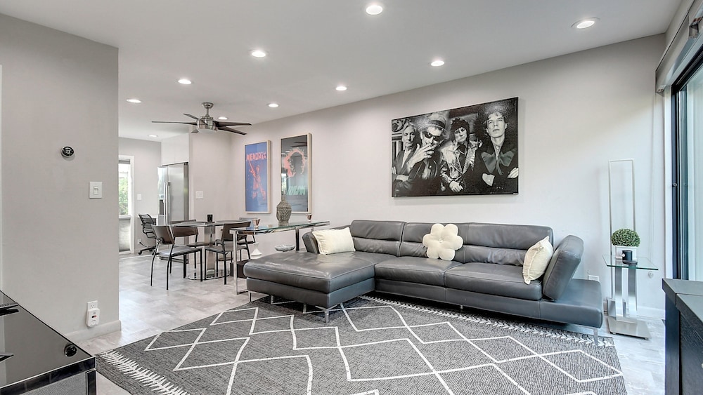 2 Story Townhome Old Town by WanderJaunt — 4-Star Luxury Hotel in Scottsdale, United States