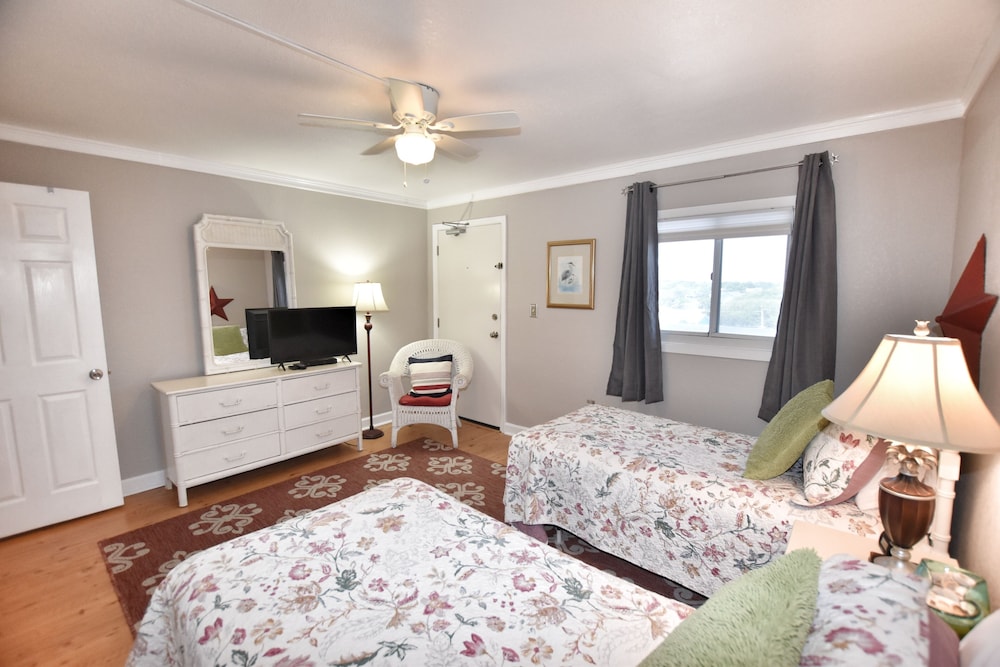 0401 Waters Edge Resort 3 Bedroom Condo by RedAwning - photo 12