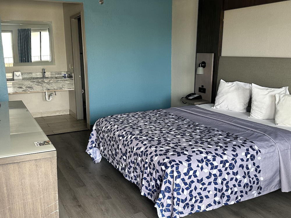 Days Inn by Wyndham El Paso Airport East - photo 4