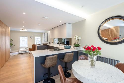 Dragon Suites City Centre 2 Bed Luxury Mews House — 4-Star Luxury Hotel in Edinburgh, United Kingdom