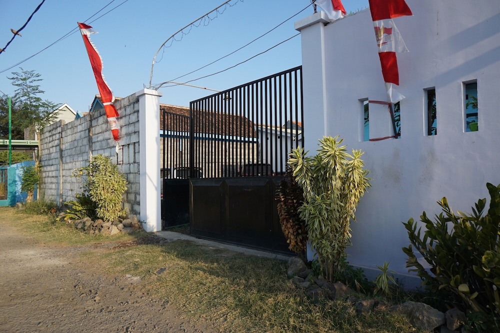 OYO Life 93017 Kost H Soeroso — hotel in Situbondo
