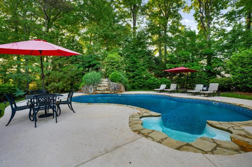Moonlight Retreat Private Pool Home with Game Room Hot Tub Fire Pit near Downtown Blue Ridge GA — 4-Star Luxury Hotel in Blue Ridge, United States