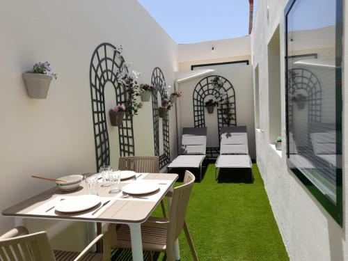 Bungalow Paseo del Mar PLAYA ROCA Residence sea front access Free AC Wifi — 4-Star Luxury Hotel in Costa Teguise, Spain