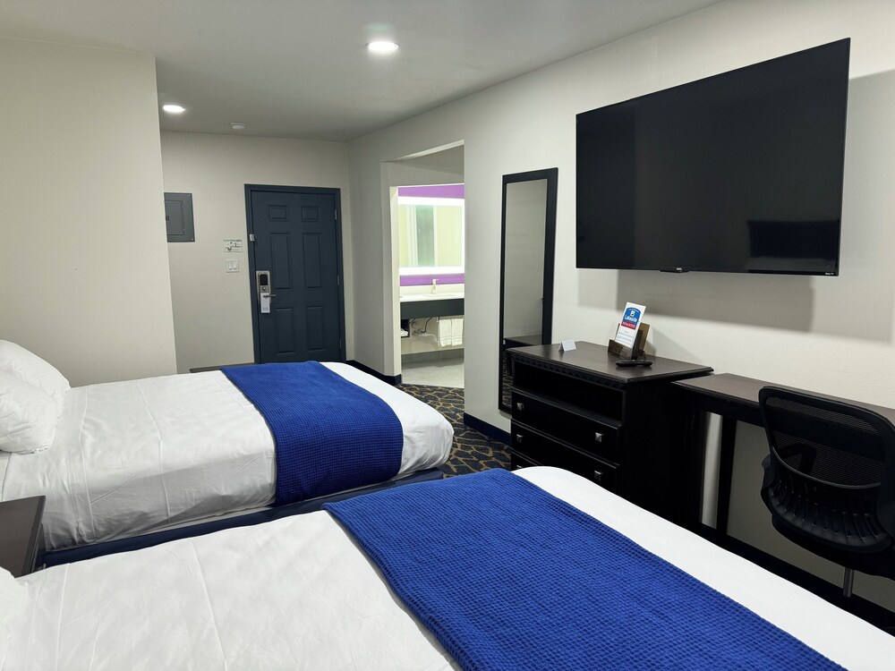 Lakeside Inn and Suites - photo 15
