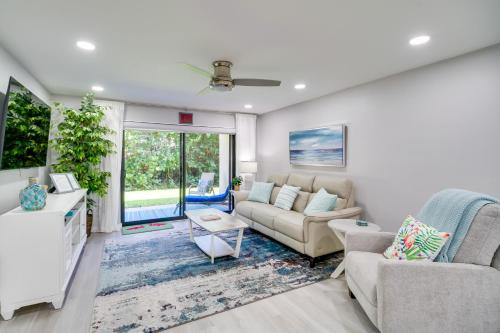 Cocoa Beach Condo with Community Pool and Hot Tub — 4-Star Luxury Hotel in Cocoa Beach, United States
