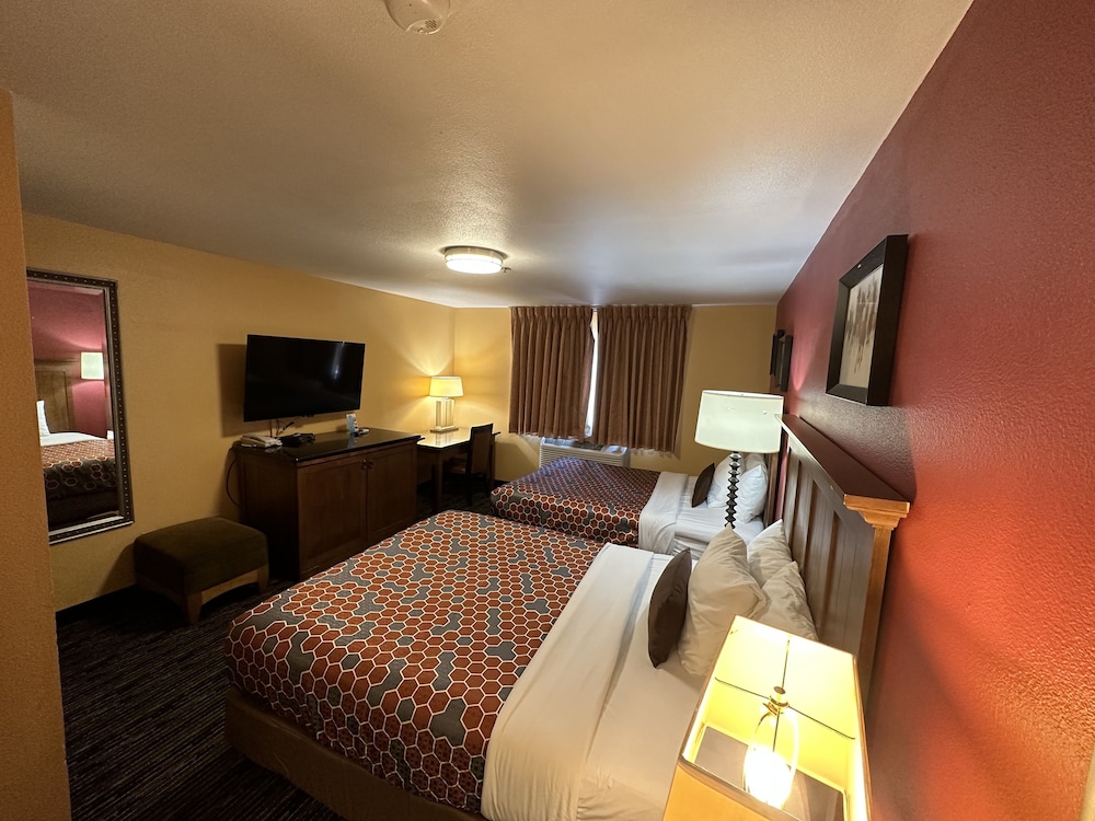 The Royal Victorian Motel - photo 18