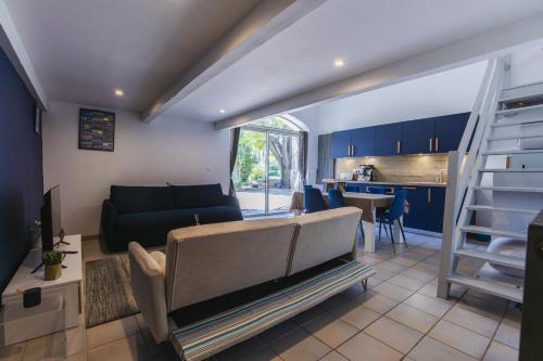 Gite Grand Luberon chez Manon en Luberon — 4-Star Luxury Hotel in Lagnes, France