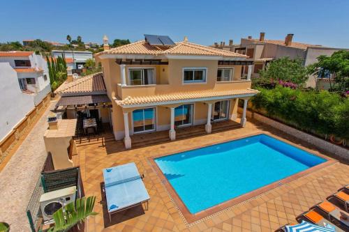 Villa Helene Norvilla Luxury villa walkable to shops restaurants heated pool close to Gale beach — 4-Star Luxury Hotel in Albufeira, Portugal