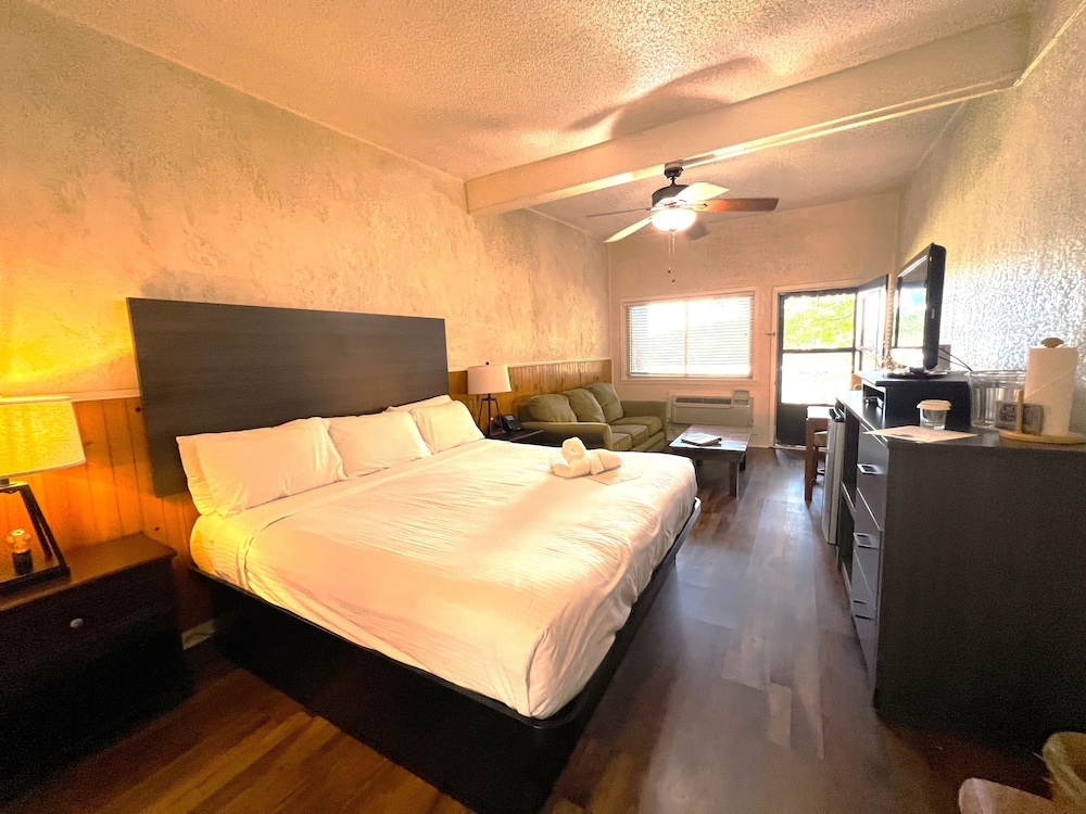 Mountain Harbor King Guest Room on Lake Ouachita by RedAwning — hotel in Mount Ida