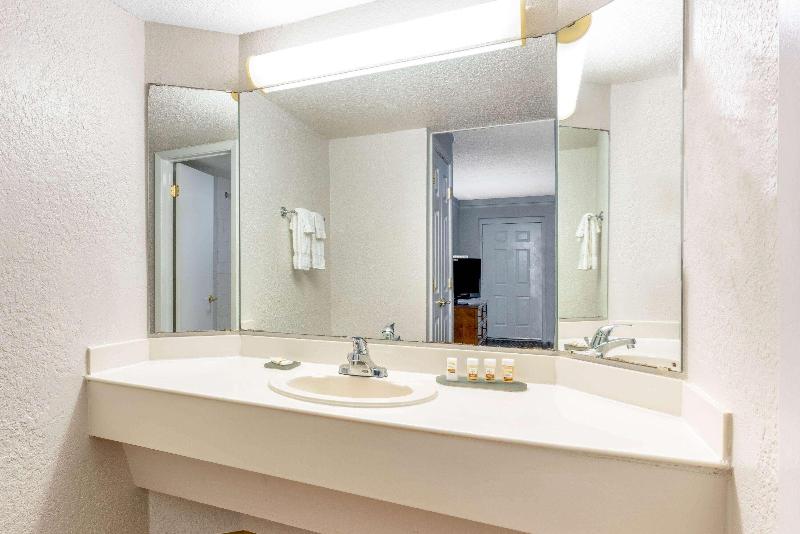 Super 8 by Wyndham The Woodlands North - photo 12