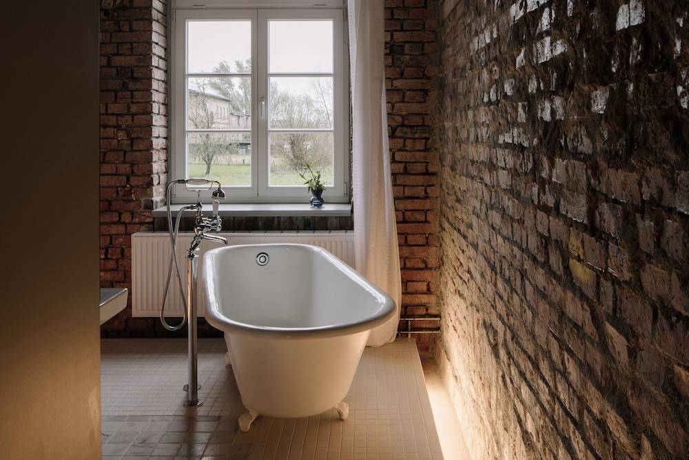 Deep soaking bathtub