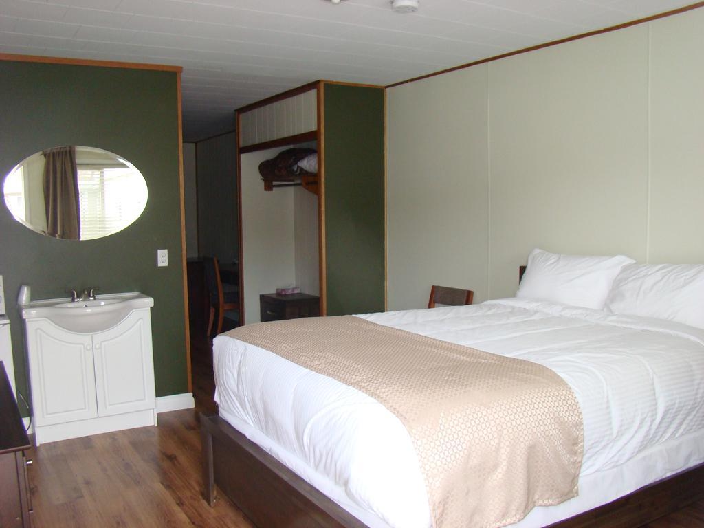 Paddock Inn — Waterton Park — photo 5