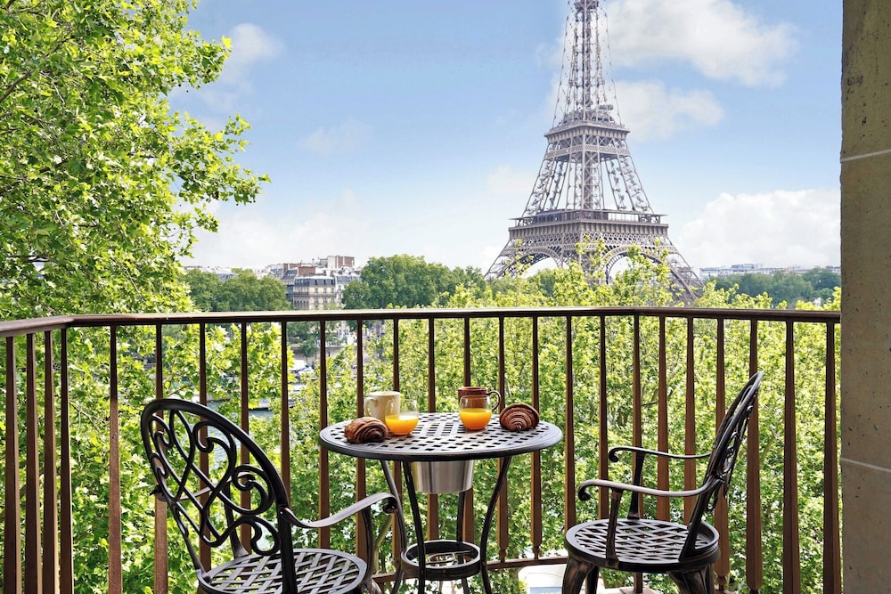 Luxurious Apartment 2br 6P Eiffel Tower View - last minute hotel in Paris