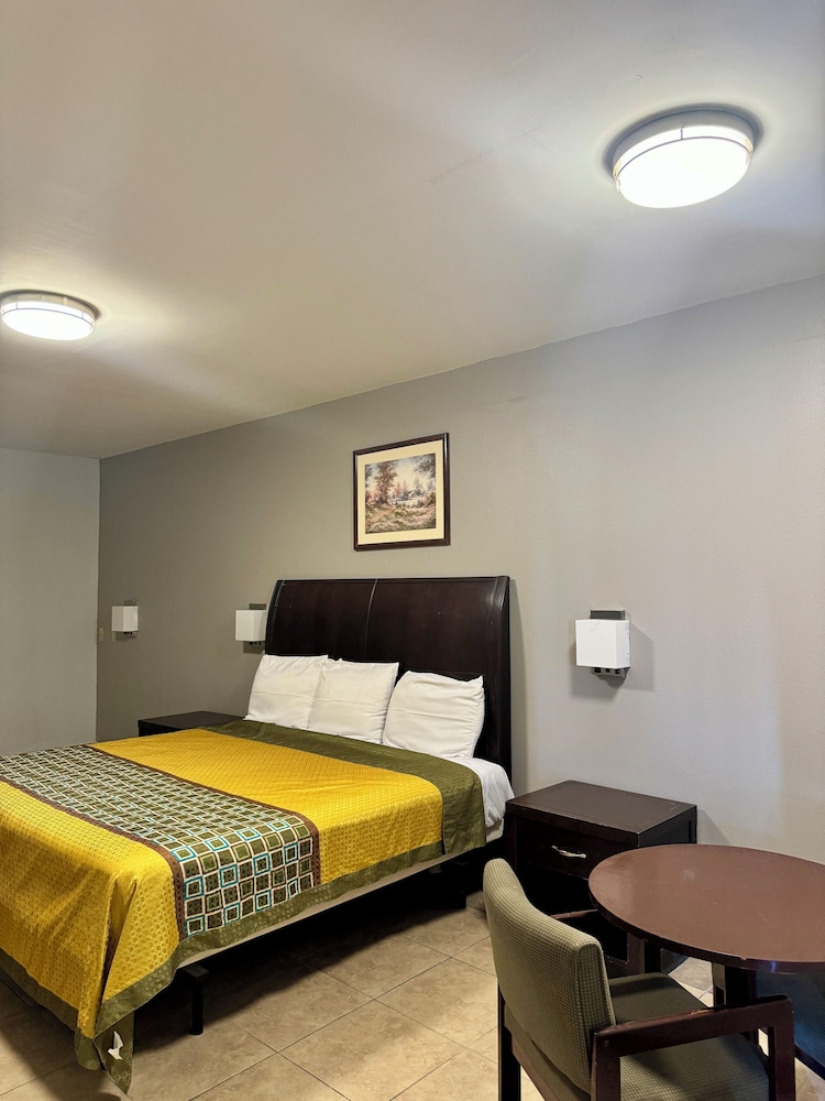 Texas Inn and Suites City Center at University Dr. - photo 16