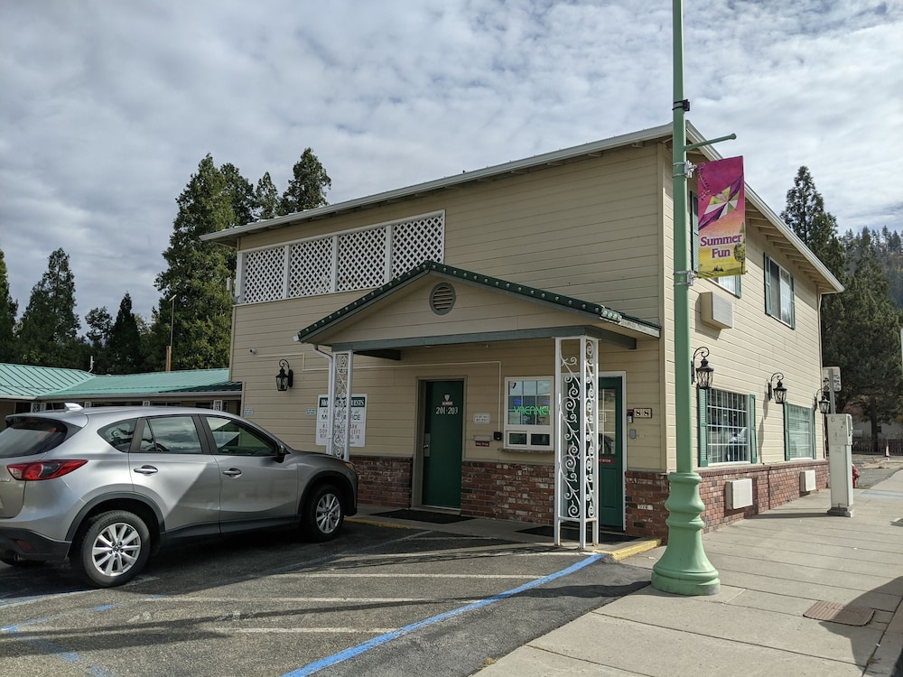 Hi Lo Motel Cafe and RV Park — hotel in Weed